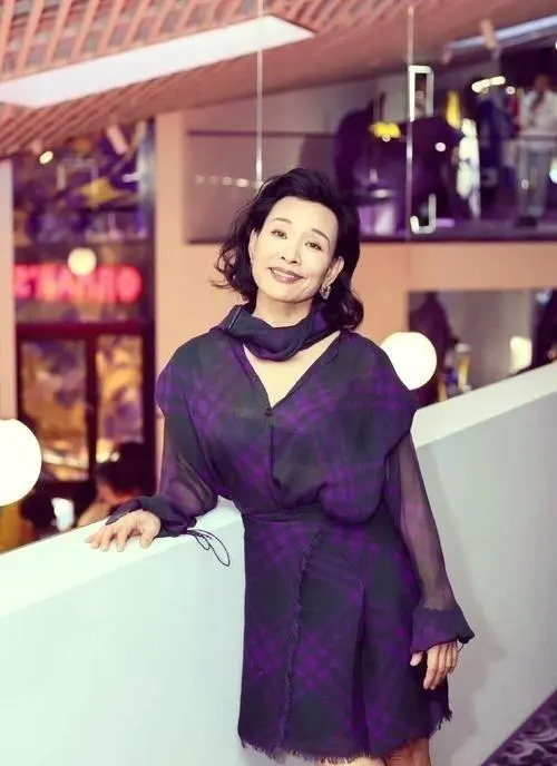 陈冲回忆录《猫鱼》出版披露留美初期医疗遭遇 - 细节速览